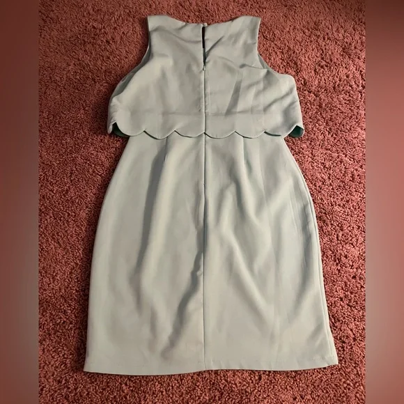 Stunning simple mint green dress with a scalloped detail! - Picture 2 of 3